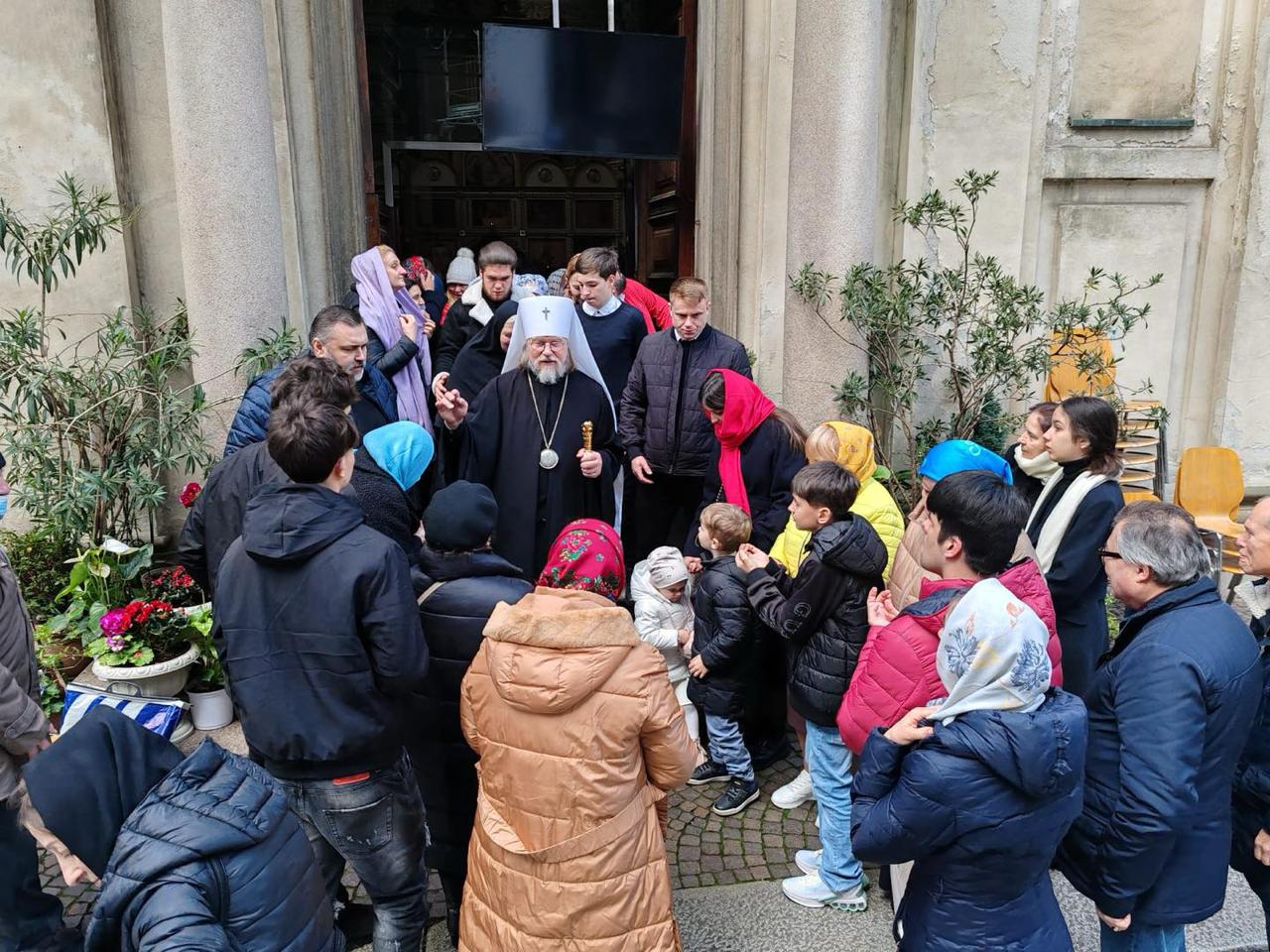 Митрополит Марк совершил Литургию и чин прощения в Амвросиевском храме в Милане